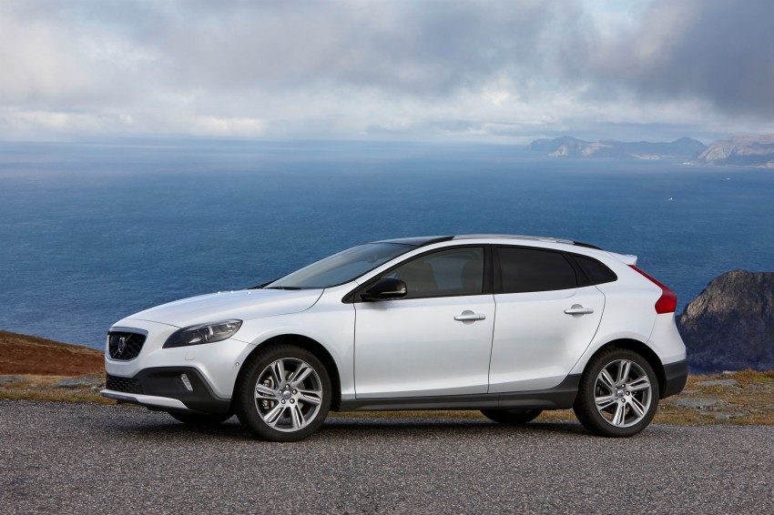 Volvo V40 gets Drive-E engines and eight-speed auto 230740