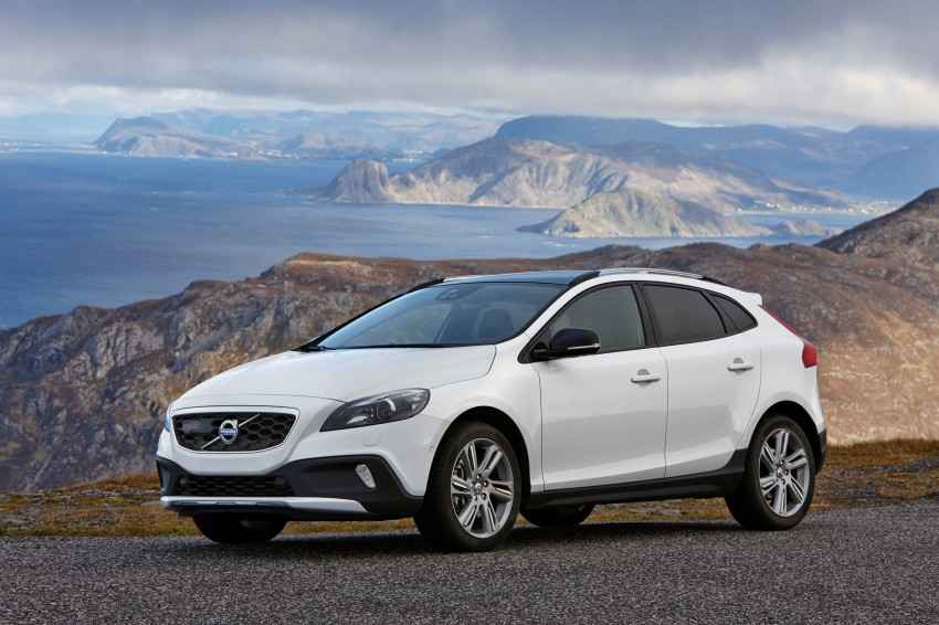 Volvo V40 gets Drive-E engines and eight-speed auto 230741