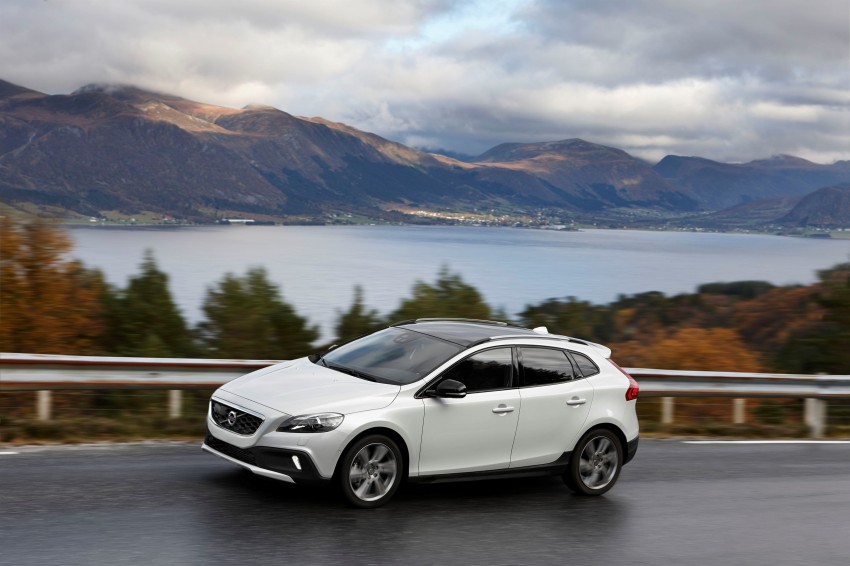 Volvo V40 gets Drive-E engines and eight-speed auto 230743