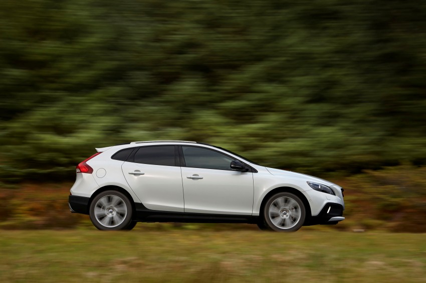 Volvo V40 gets Drive-E engines and eight-speed auto 230744