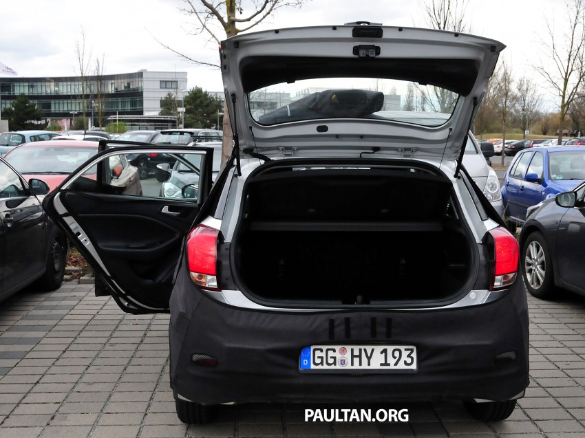 SPIED: Hyundai i20 – undisguised tailgate, interior 237131