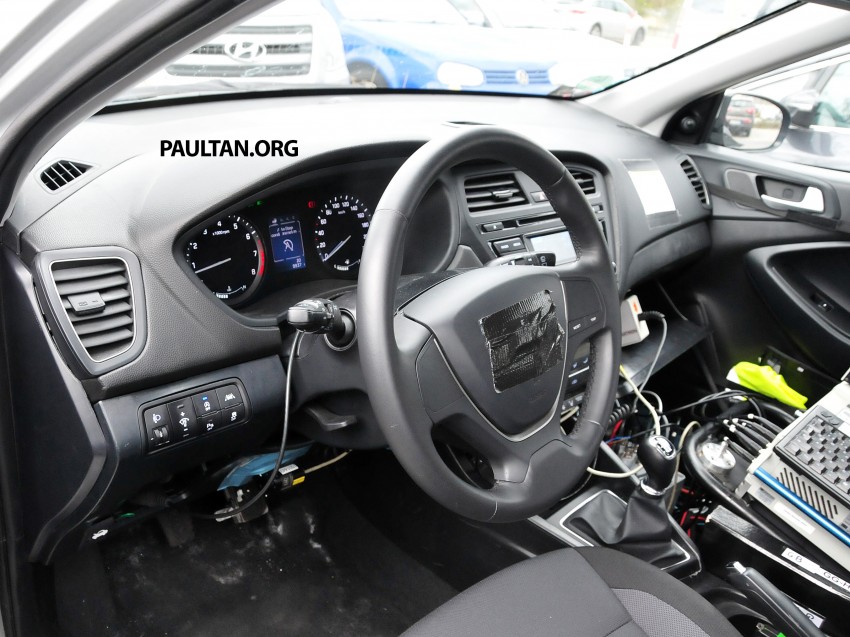 SPIED: Hyundai i20 – undisguised tailgate, interior 237135