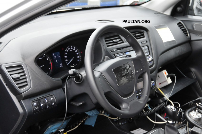 SPIED: Hyundai i20 – undisguised tailgate, interior 237136