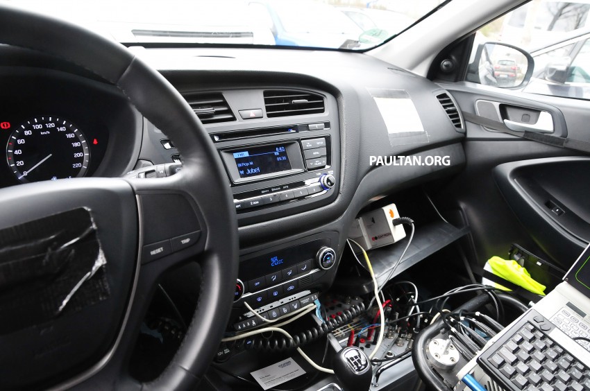 SPIED: Hyundai i20 – undisguised tailgate, interior 237137