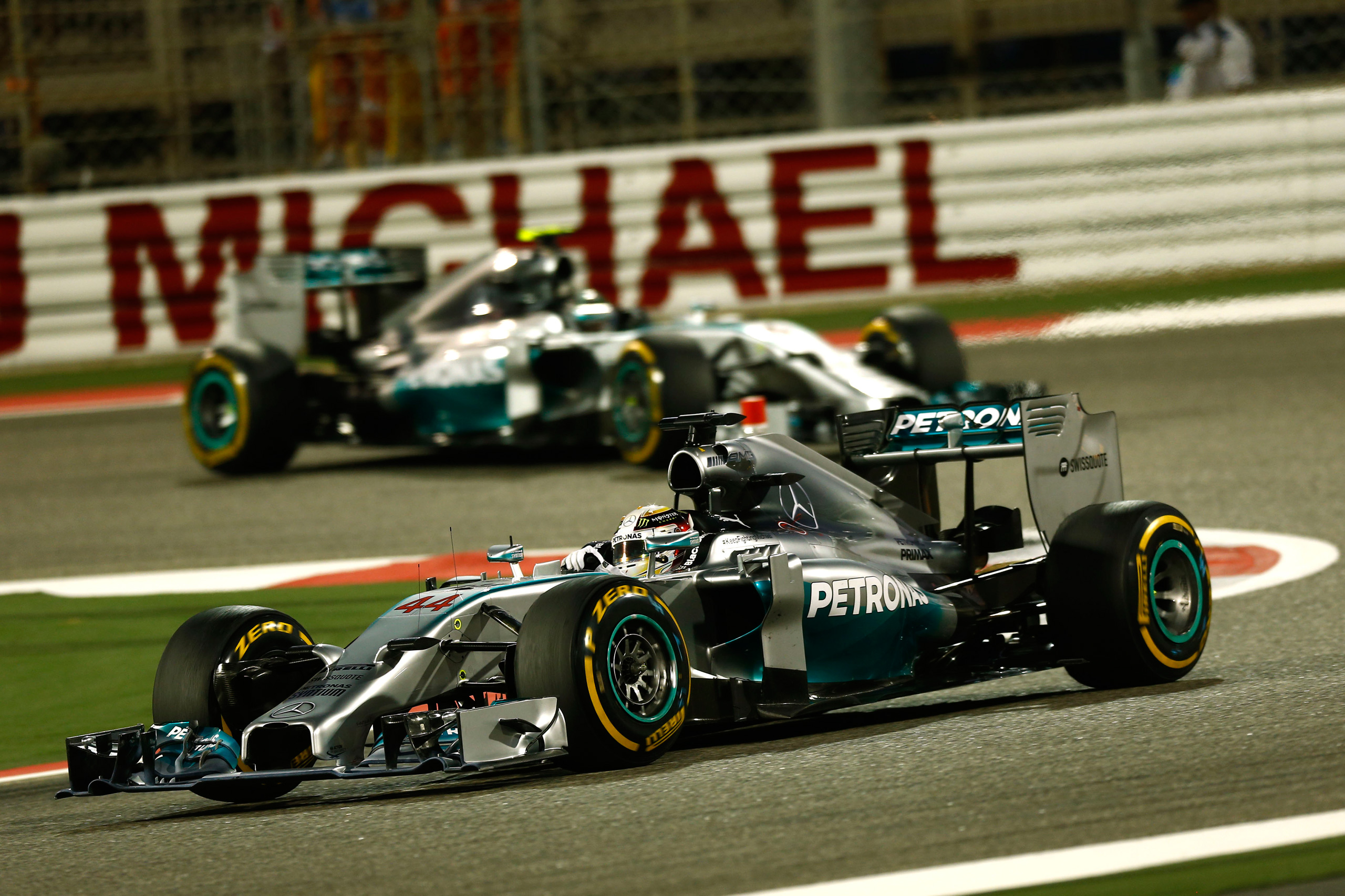 Команда формулы 1 8. AMG Petronas f1. F1 Mercedes Petronas Болид. Льюис Хэмилтон формула 1 Мерседес. Mercedes Benz AMG f1 Lewis Hamilton.