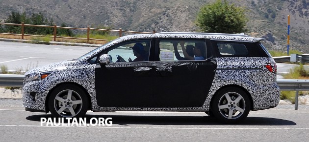 2015-Kia-Carnival-YP-Spyshots-0005