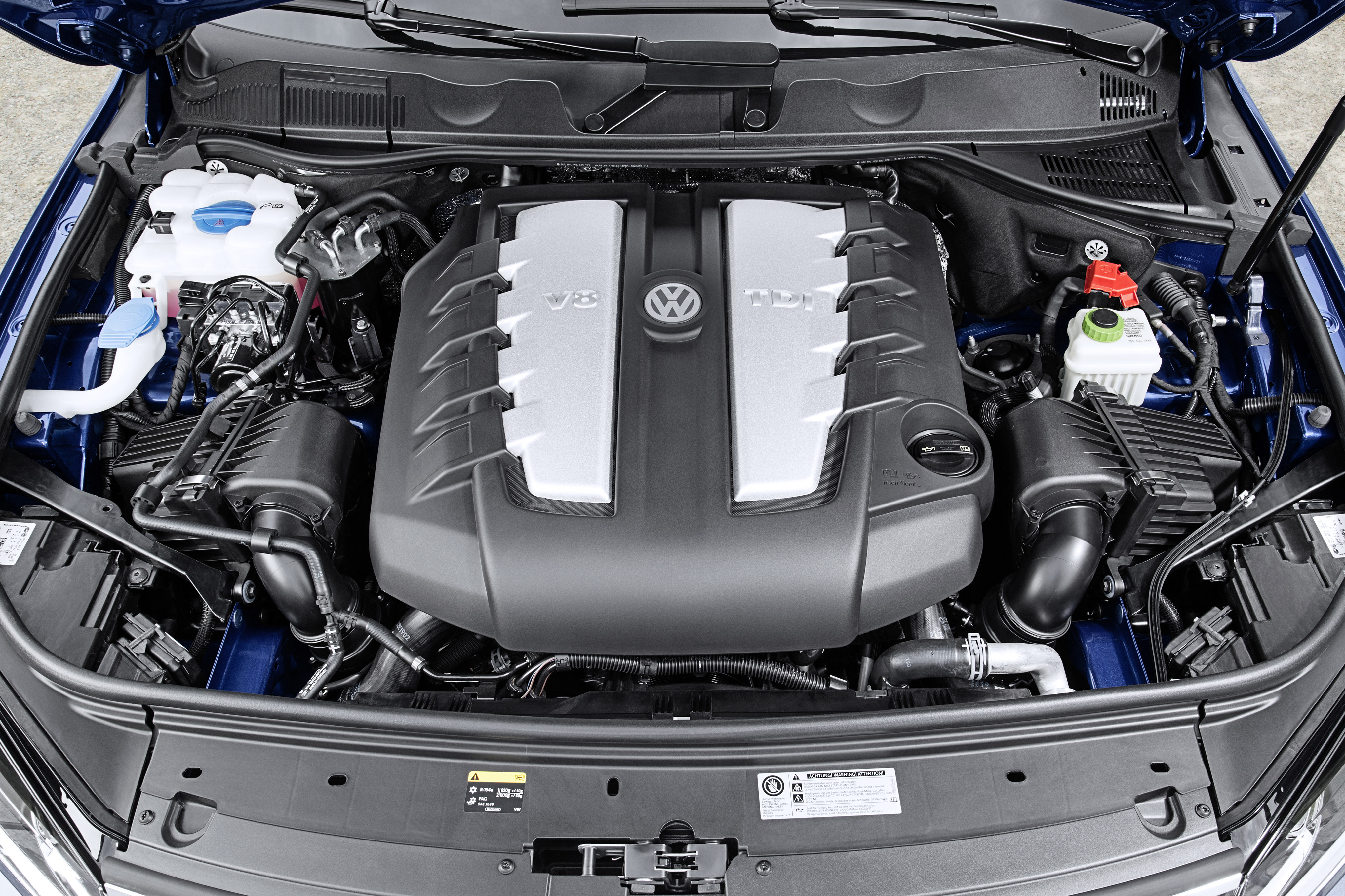 Дизель 249 л с. Двигатель Volkswagen Touareg 4 и 2. Двигатель Фольксваген Туарег 3.0 дизель. Туарег 2014 под капотом. Фольксваген Туарег под капотом.