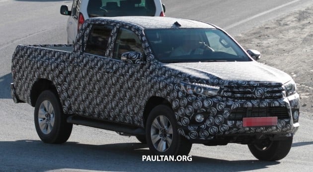 Toyota-Hilux-Spyshots-0006