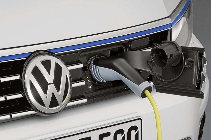 Volkswagen Passat GTE plug-in hybrid unveiled 275956