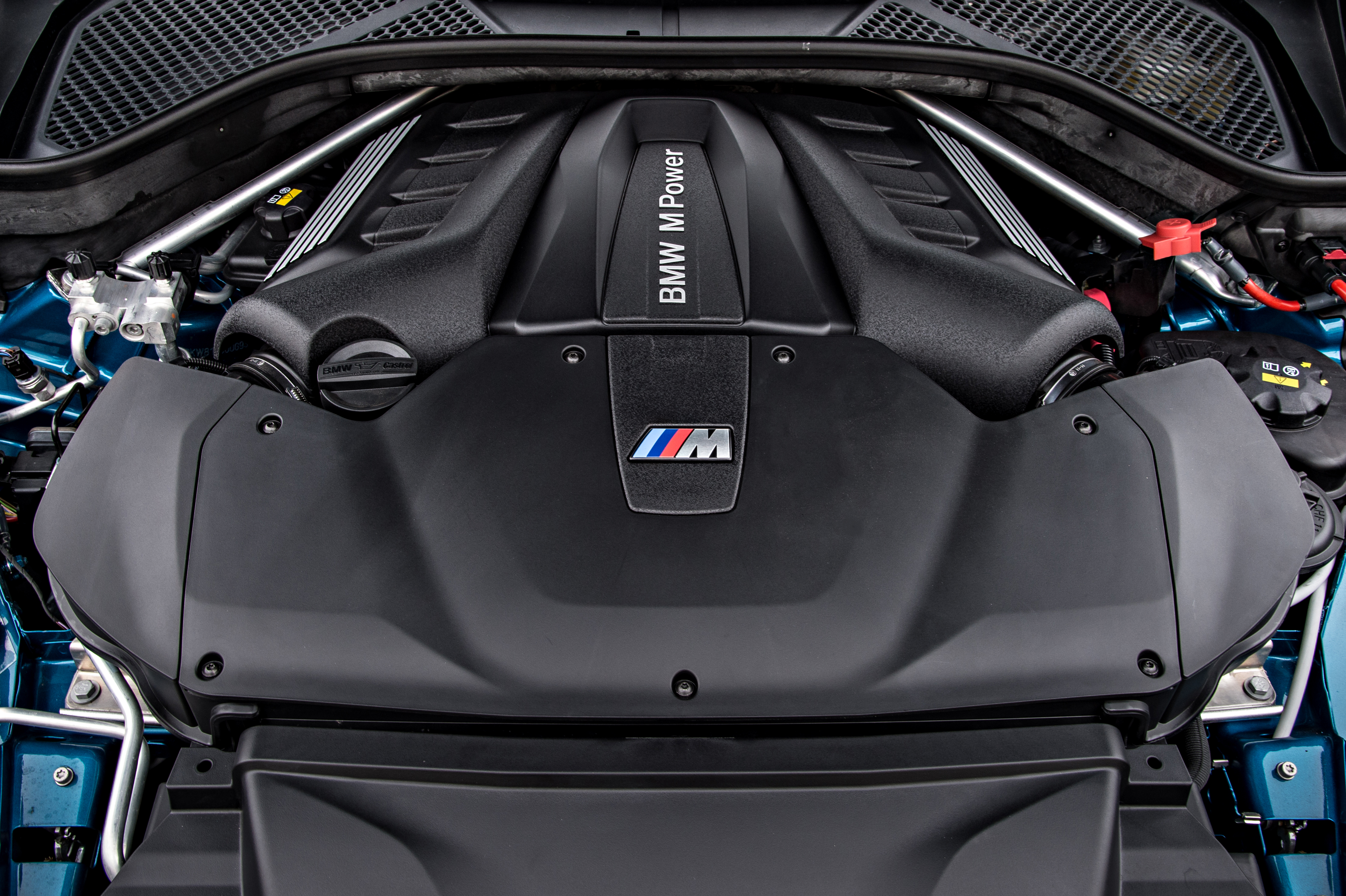 Бмв ф90 двигатель. Двигатель BMW x6m. BMW x6 f16 мотор. Двигатель БМВ x6 m. BMW x5 m под капотом.