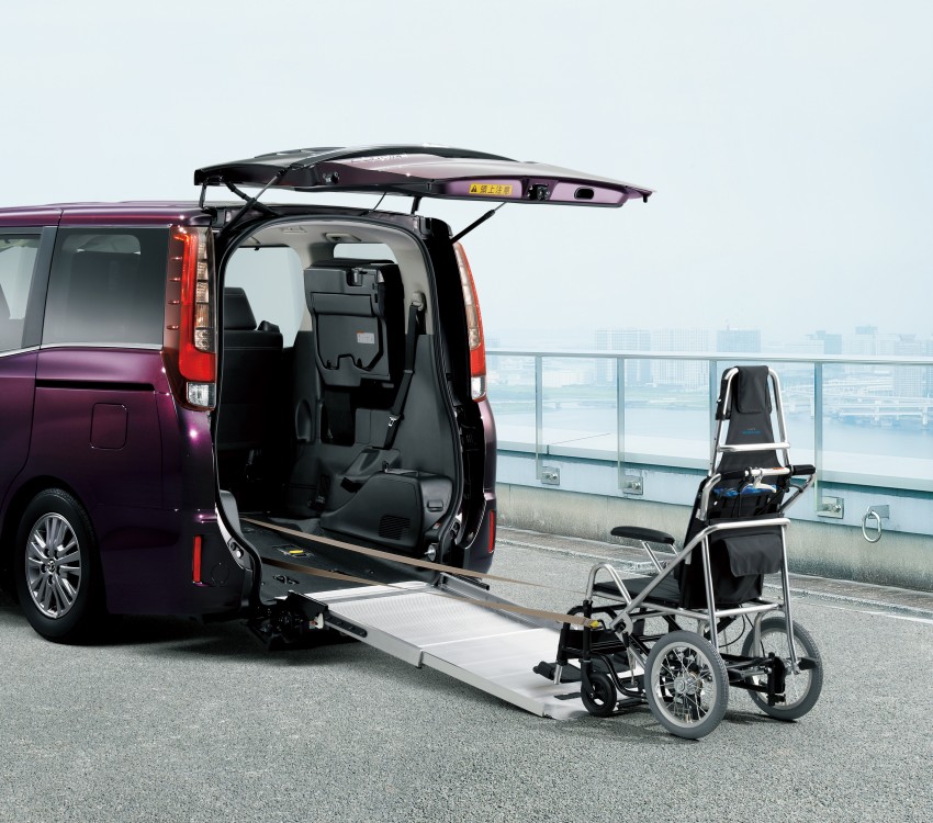 Toyota Esquire MPV launched in Japan, sister of Noah 283702