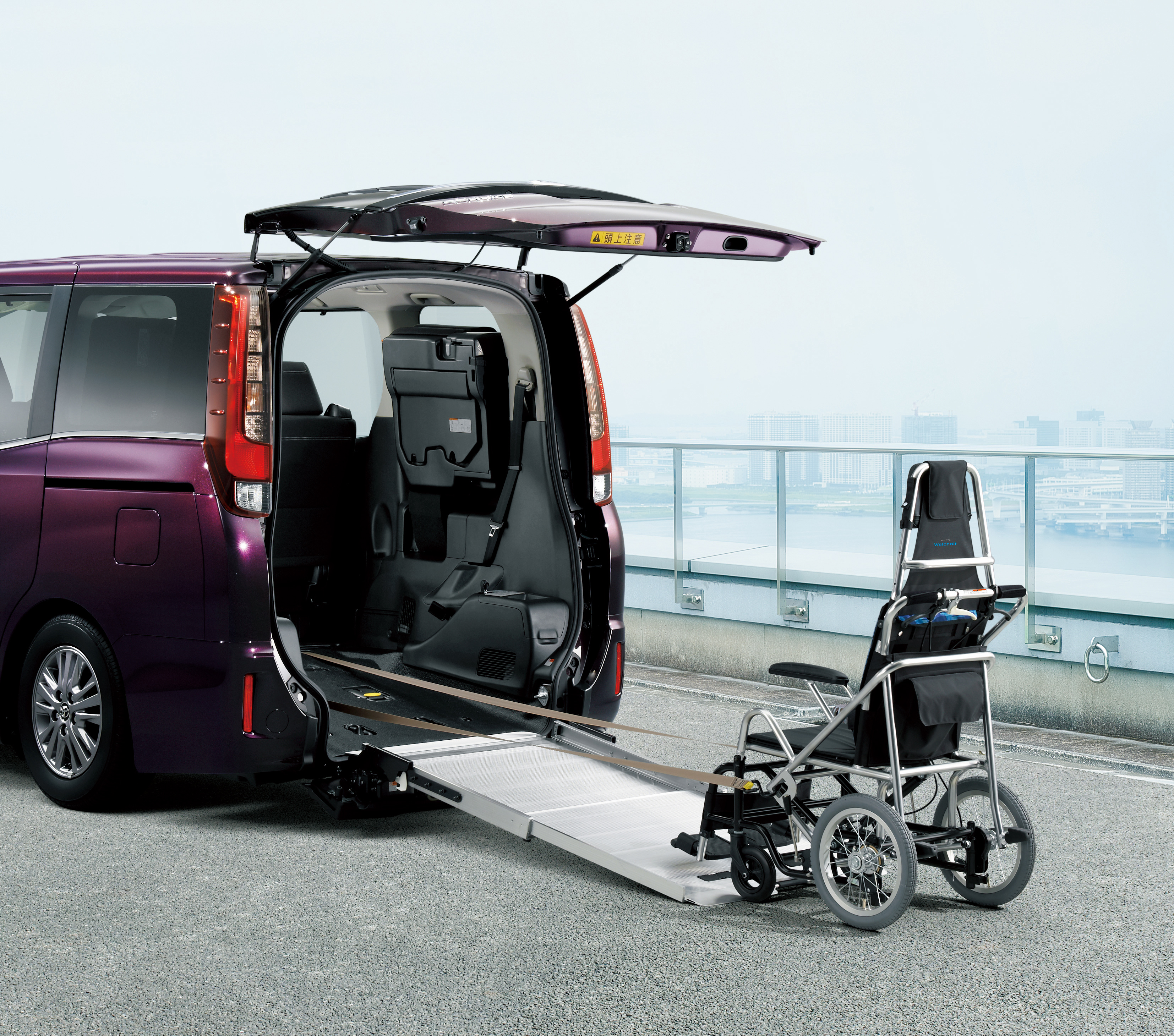 Какая машина для инвалидов. Тойота Эсквайр,минивэн. Тойота альфард для инвалидов. Toyota Voxy 2014 для инвалидов. Машина Toyota Esquire.