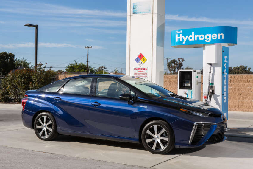 Toyota Mirai fuel cell vehicle officially revealed; touts a range of 483 km, available in second quarter of 2015 288821