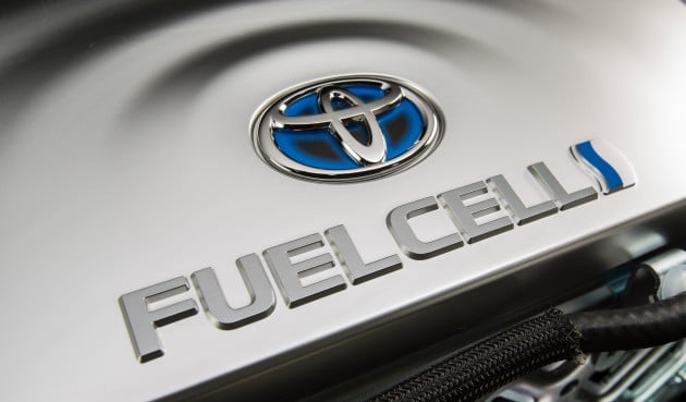 2016_Toyota_Fuel_Cell_Vehicle_016