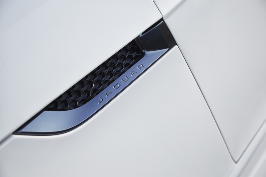 Jaguar F-Type gets manual option, 542 hp R cabrio 292009