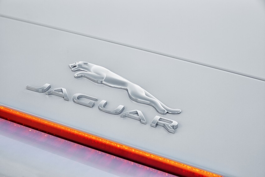 Jaguar F-Type gets manual option, 542 hp R cabrio 292013