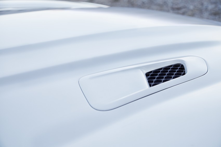 Jaguar F-Type gets manual option, 542 hp R cabrio 292015