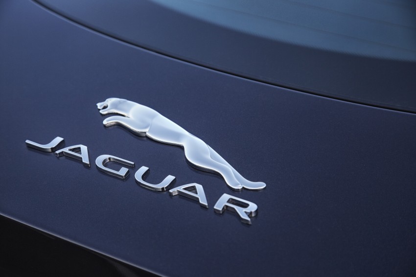 Jaguar F-Type gets manual option, 542 hp R cabrio 292047