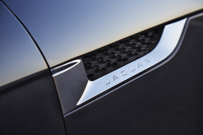 Jaguar F-Type gets manual option, 542 hp R cabrio 292048