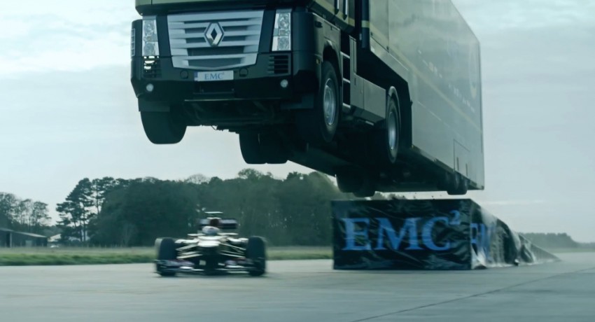 VIDEO: Renault truck takes a leap of faith over a Lotus F1 car; sets a new Guinness record in the making 290793