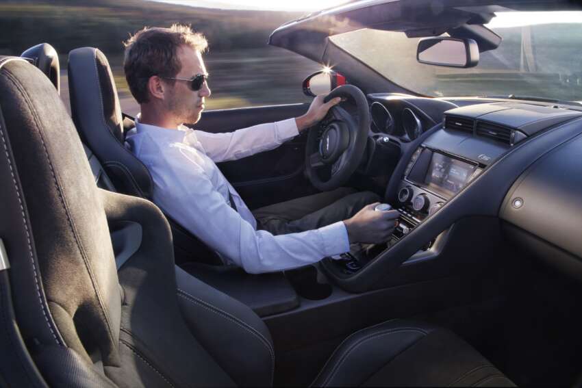 Jaguar F-Type gets manual option, 542 hp R cabrio 292060