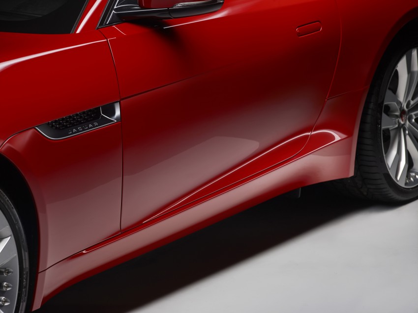Jaguar F-Type gets manual option, 542 hp R cabrio 292073