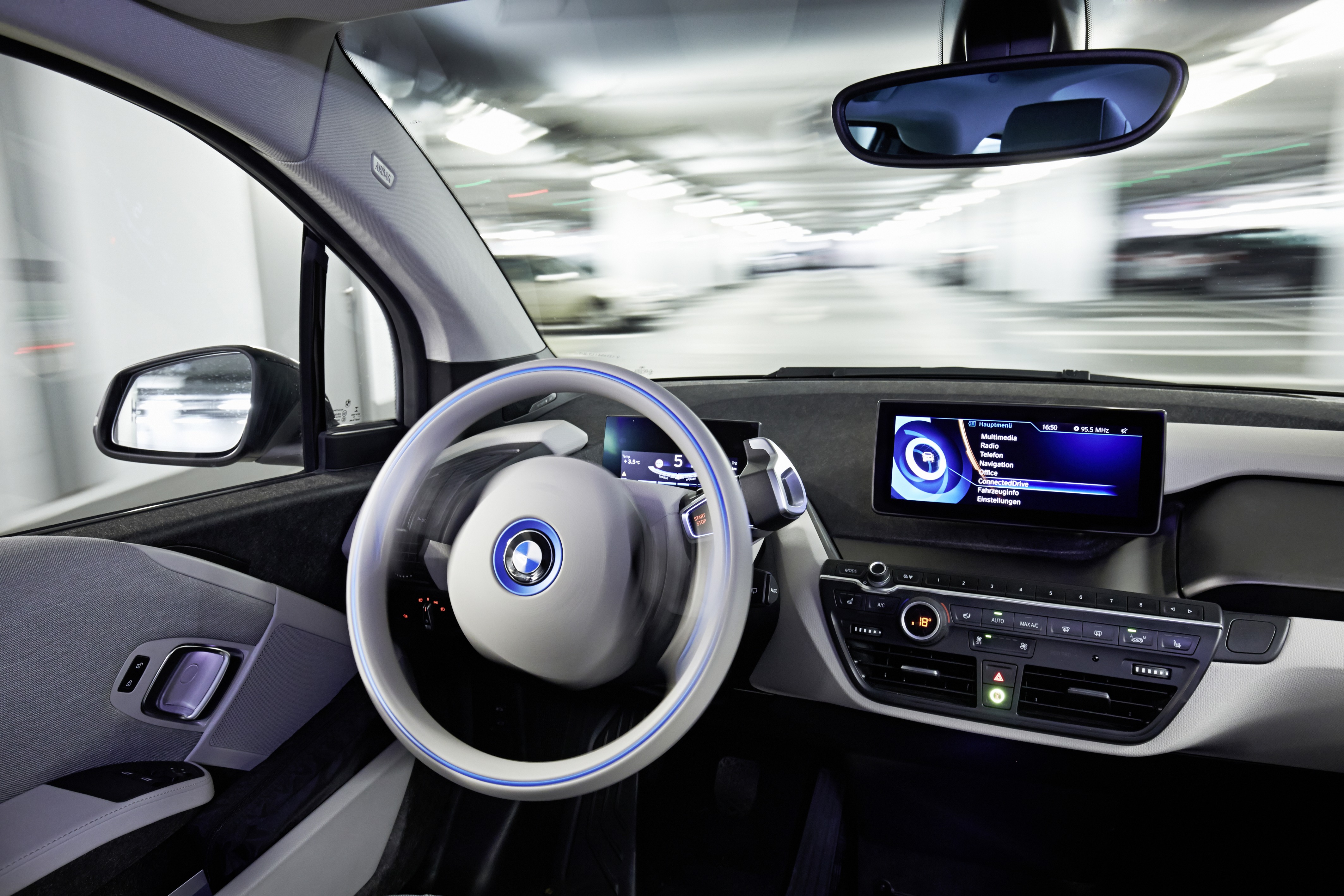 Ассистенты bmw. Rear Camera BMW i3. Мультимедиа БМВ 2021. BMW Driving Assistant. BMW Автопилот.