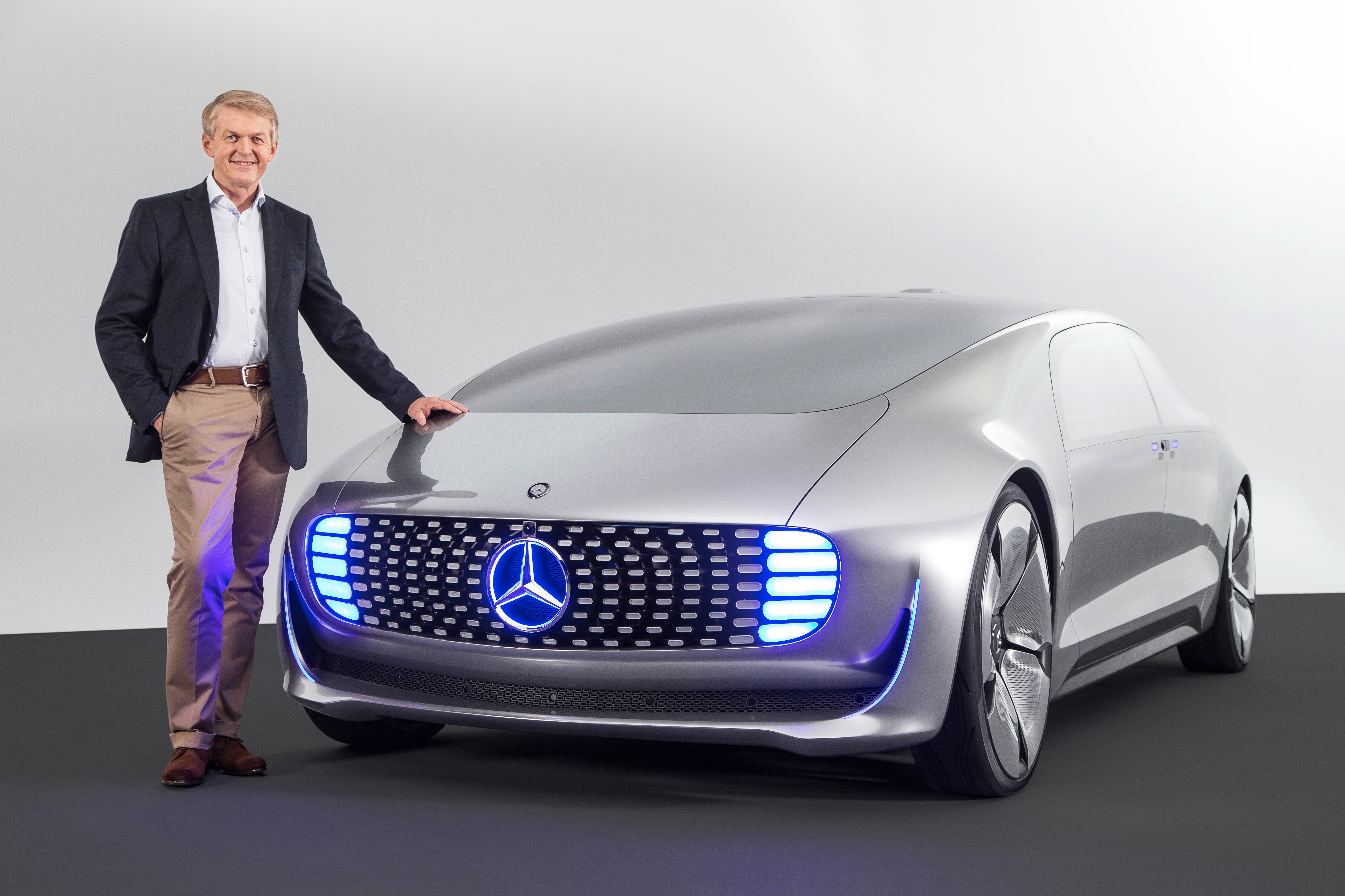 Рейтинг автомобилей в 2024 году. Mercedes f015. Mercedes-Benz f 015 Luxury in Motion 2015. Мерседес Бенц ф 015. Mercedes Benz f015 Concept.