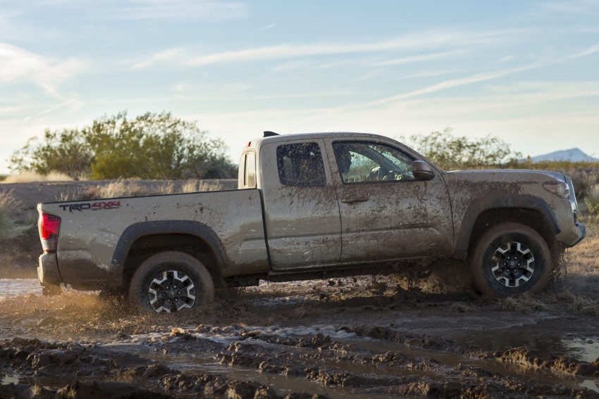 2016 Toyota Tacoma breaks cover at Detroit auto show 303030