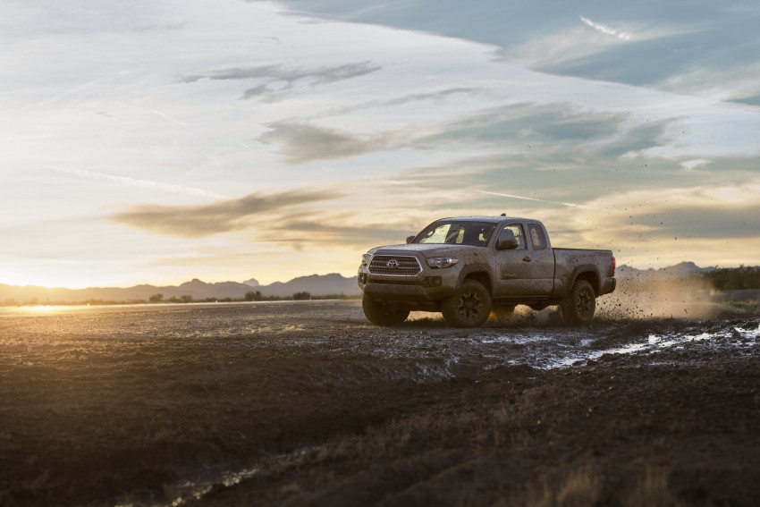 2016 Toyota Tacoma breaks cover at Detroit auto show 303034