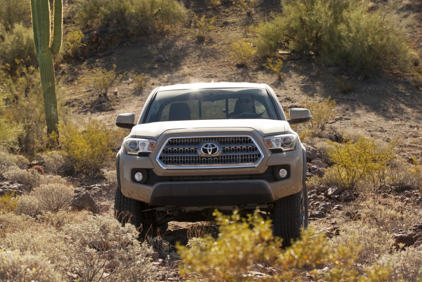 2016 Toyota Tacoma breaks cover at Detroit auto show 303037