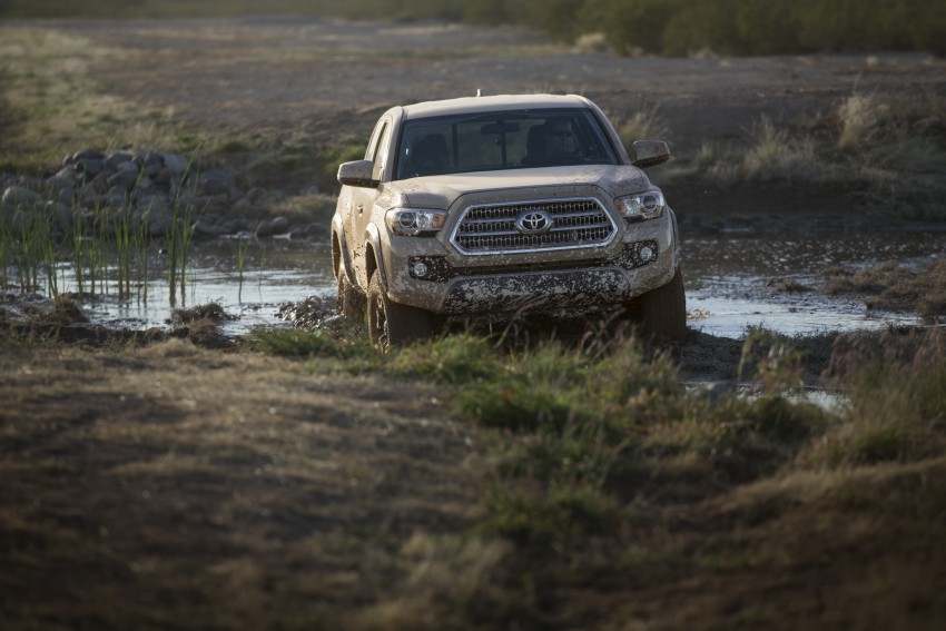 2016 Toyota Tacoma breaks cover at Detroit auto show 303042