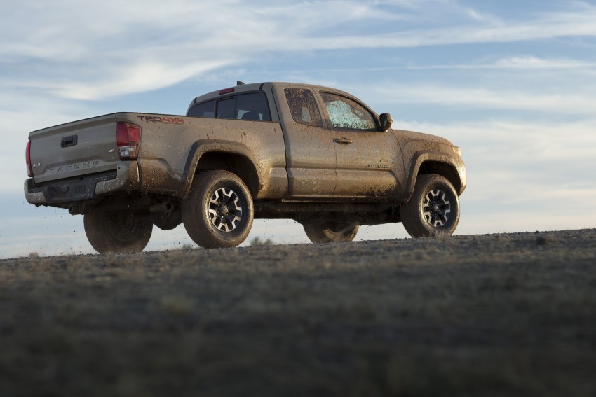 2016 Toyota Tacoma breaks cover at Detroit auto show 303057