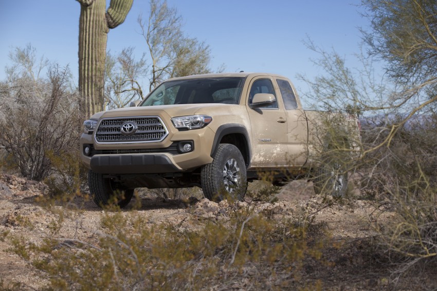 2016 Toyota Tacoma breaks cover at Detroit auto show 303060