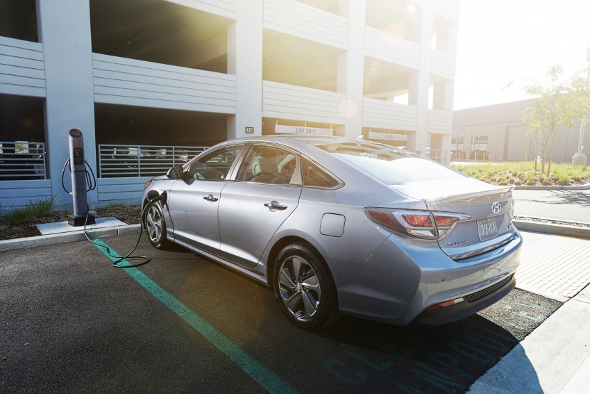 Hyundai Sonata Plug-in Hybrid debuts at Detroit 2015 – 35 km all-electric range, 17 km per litre combined 302873