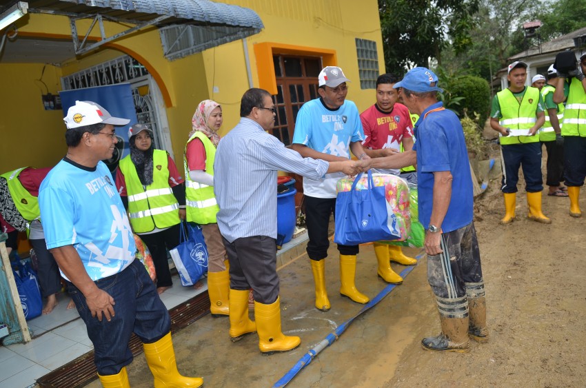 Proton helps flood victims under Flood Relief Mission 300389
