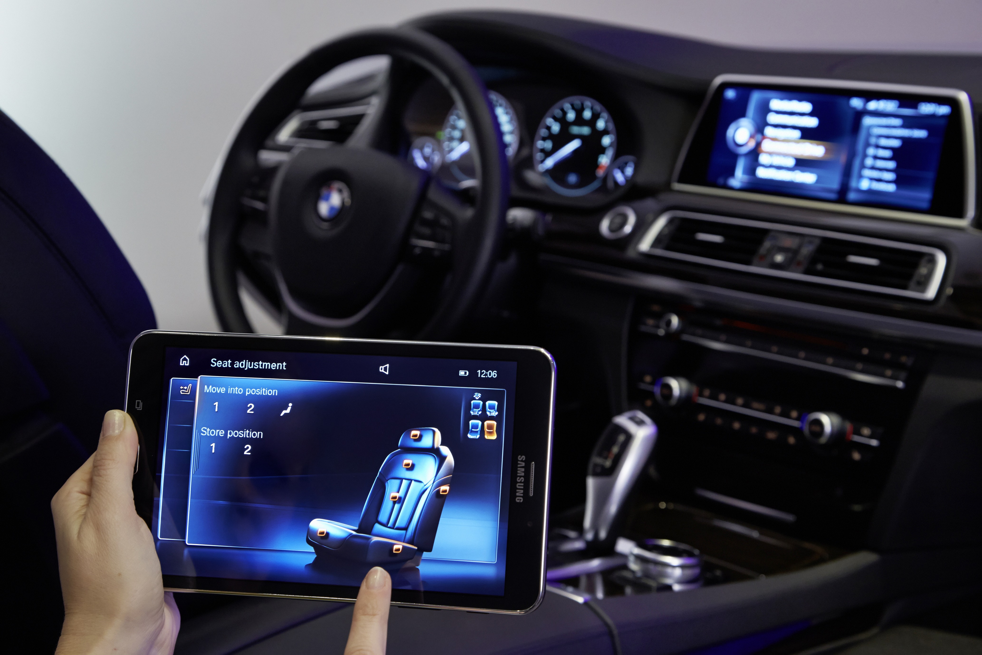 Интернет в машине через телефон. Планшет BMW Touch Command. BMW сенсорный монитор. Смартфон БМВ сенсорный. Сенсорный BMW W машина новый производства.