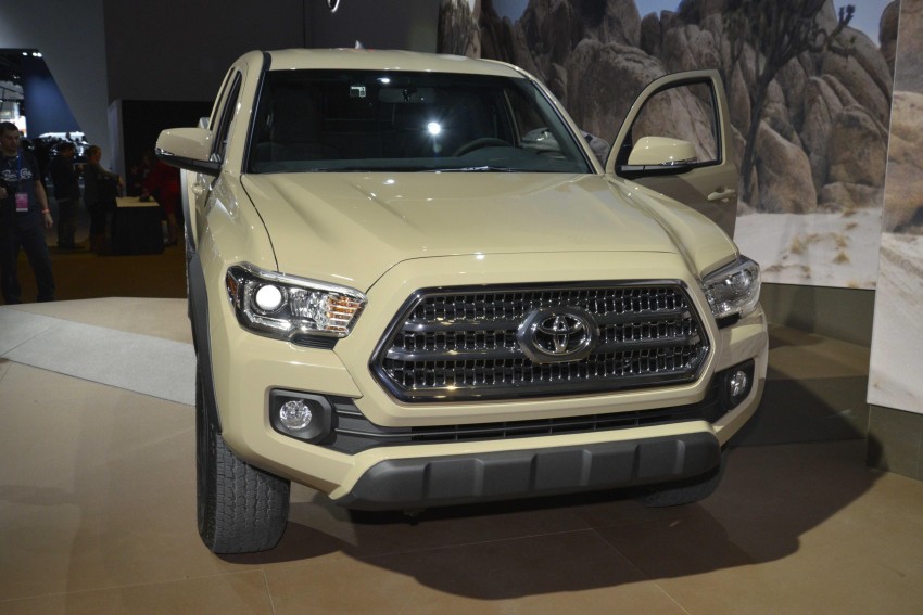 2016 Toyota Tacoma breaks cover at Detroit auto show 302981