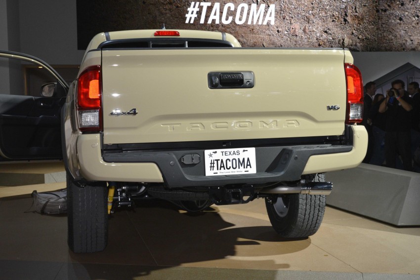 2016 Toyota Tacoma breaks cover at Detroit auto show 302983
