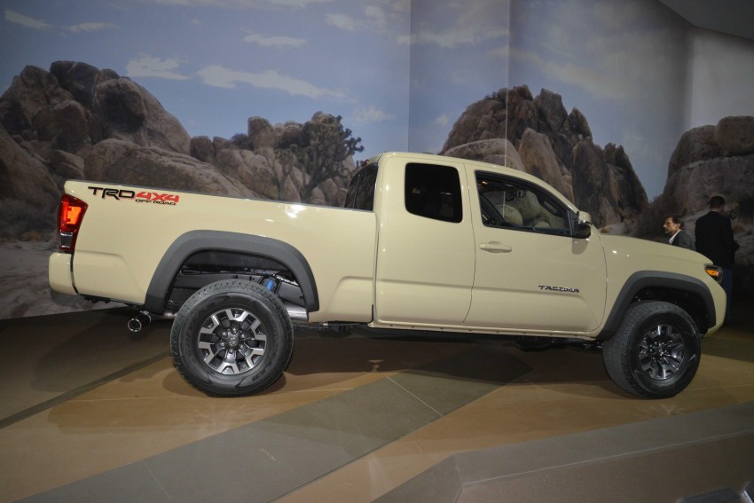 2016 Toyota Tacoma breaks cover at Detroit auto show 302984