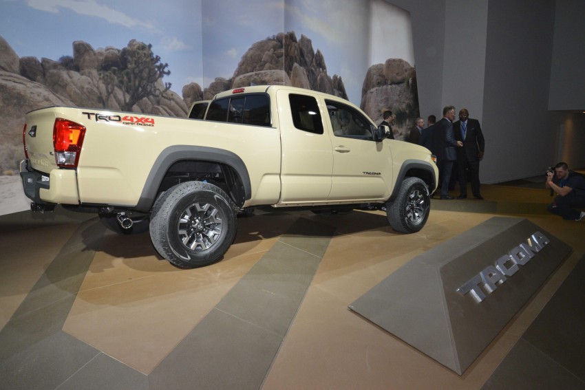 2016 Toyota Tacoma breaks cover at Detroit auto show 302985
