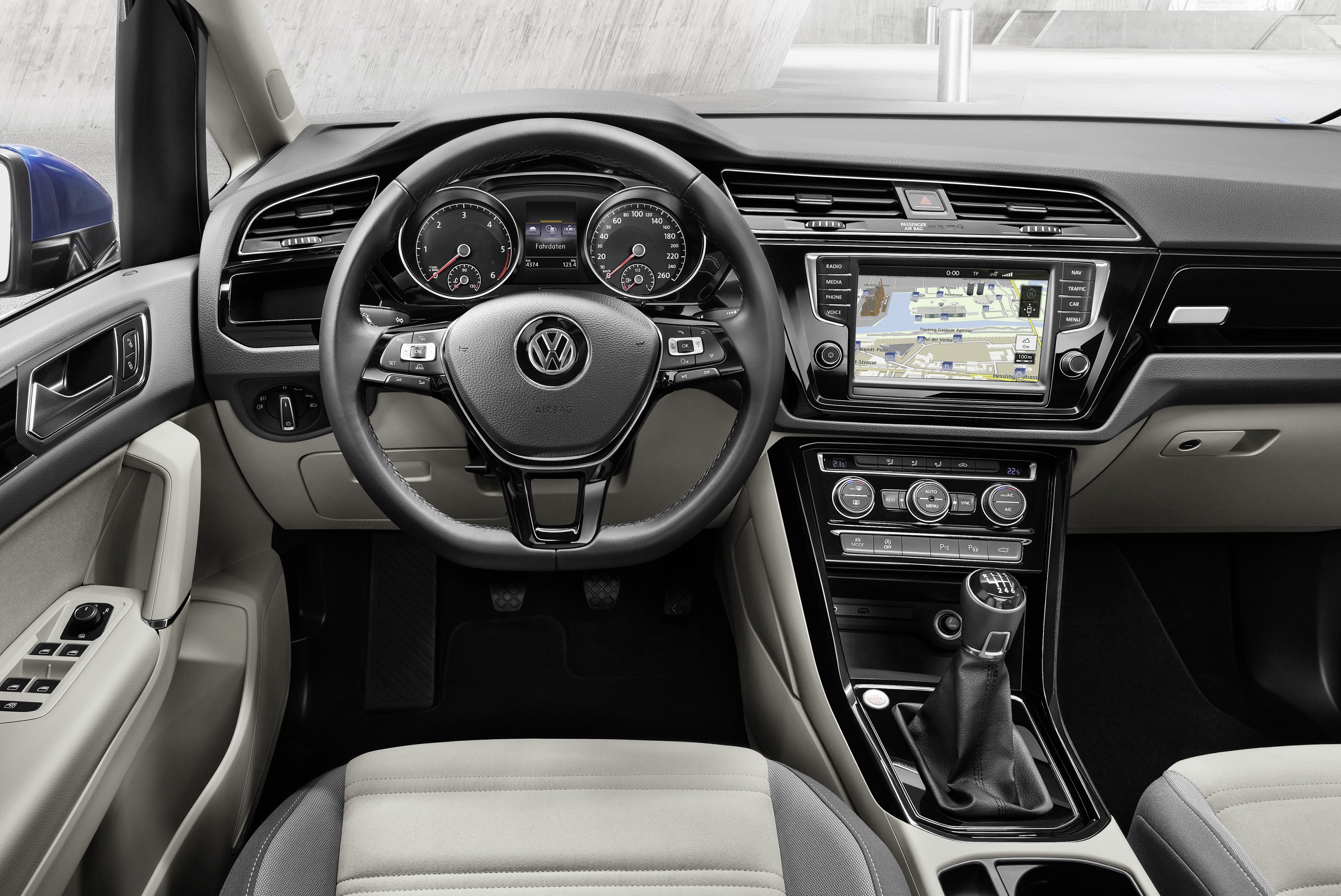 Volkswagen carplay. Volkswagen Туран 2021 салон. VW Touran 2015. Volkswagen Touran 2015 года. Фольксваген Туран новый.