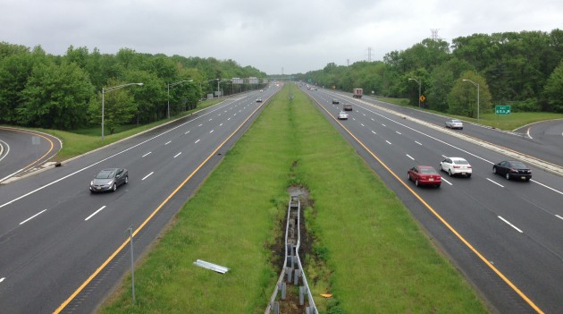 2014-05-16_13_44_32_View_south_along_Interstate_295_from_the_Sloan_Avenue_(Mercer_County_Route_649)_overpass_in_Hamilton_Township,_New_Jersey