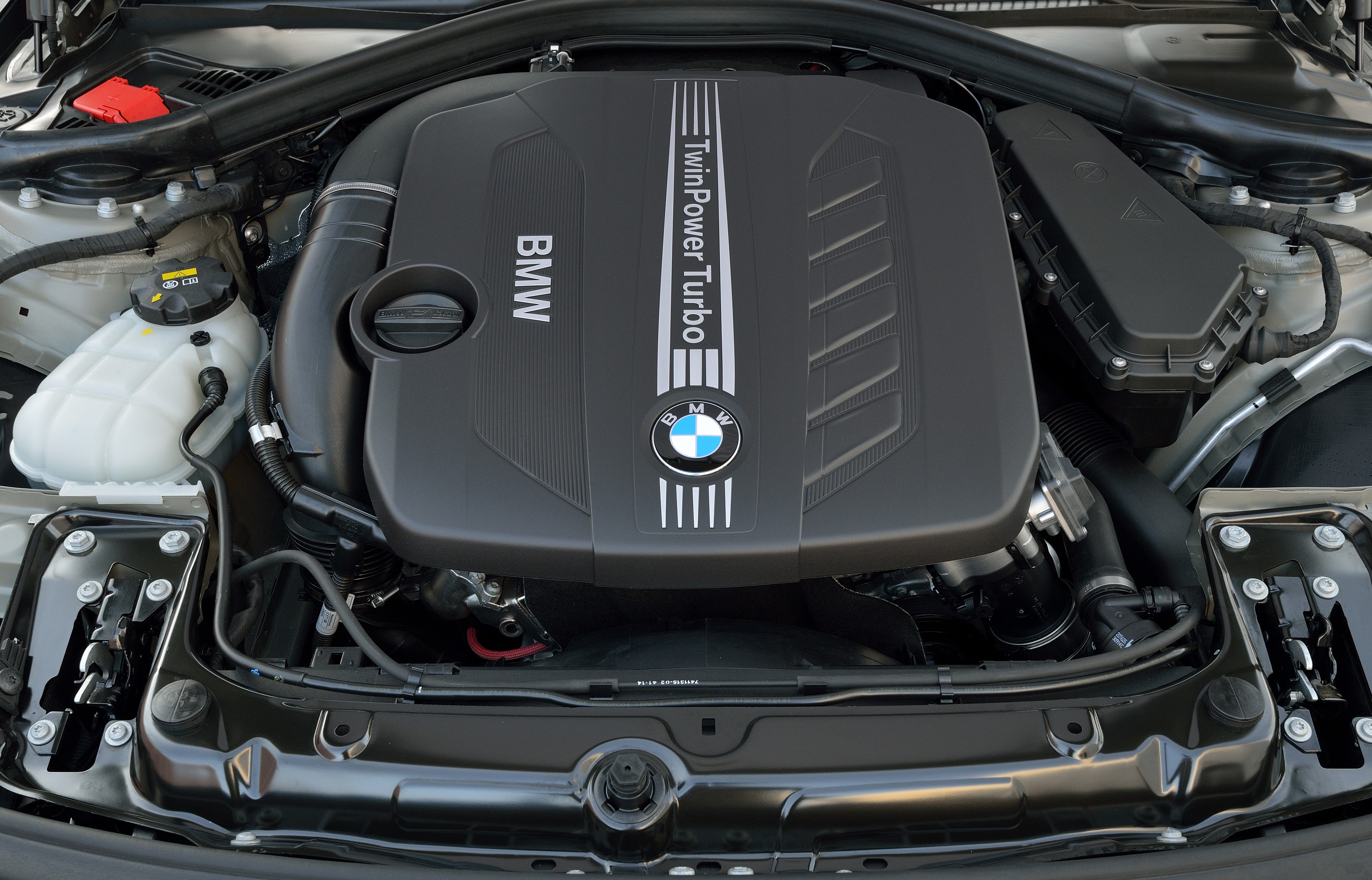 Двигатель бмв 320i. BMW f30 1.6 двигатель. BMW 330i мотор. BMW f30 320i двигатель.