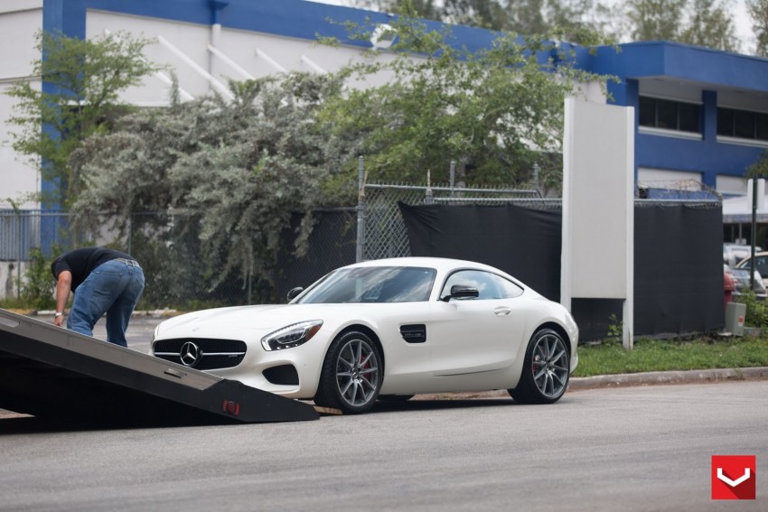 Mercedes-AMG GT S gets Vossen wheels – gallery shows the whole process of putting on new shoes 335397