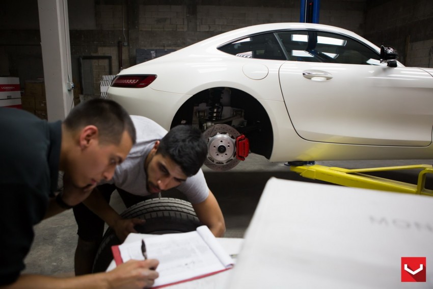Mercedes-AMG GT S gets Vossen wheels – gallery shows the whole process of putting on new shoes 335410