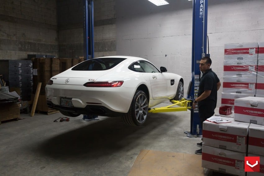 Mercedes-AMG GT S gets Vossen wheels – gallery shows the whole process of putting on new shoes 335400