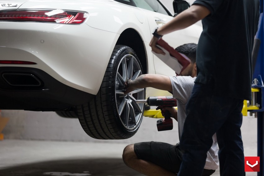 Mercedes-AMG GT S gets Vossen wheels – gallery shows the whole process of putting on new shoes 335401