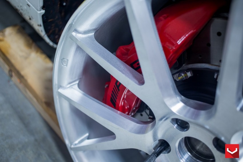 Mercedes-AMG GT S gets Vossen wheels – gallery shows the whole process of putting on new shoes 335444