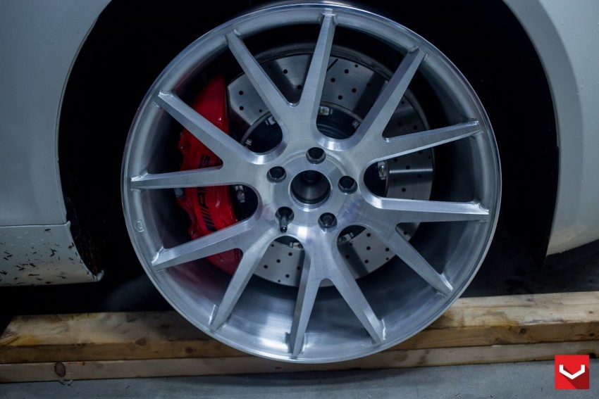Mercedes-AMG GT S gets Vossen wheels – gallery shows the whole process of putting on new shoes 335445